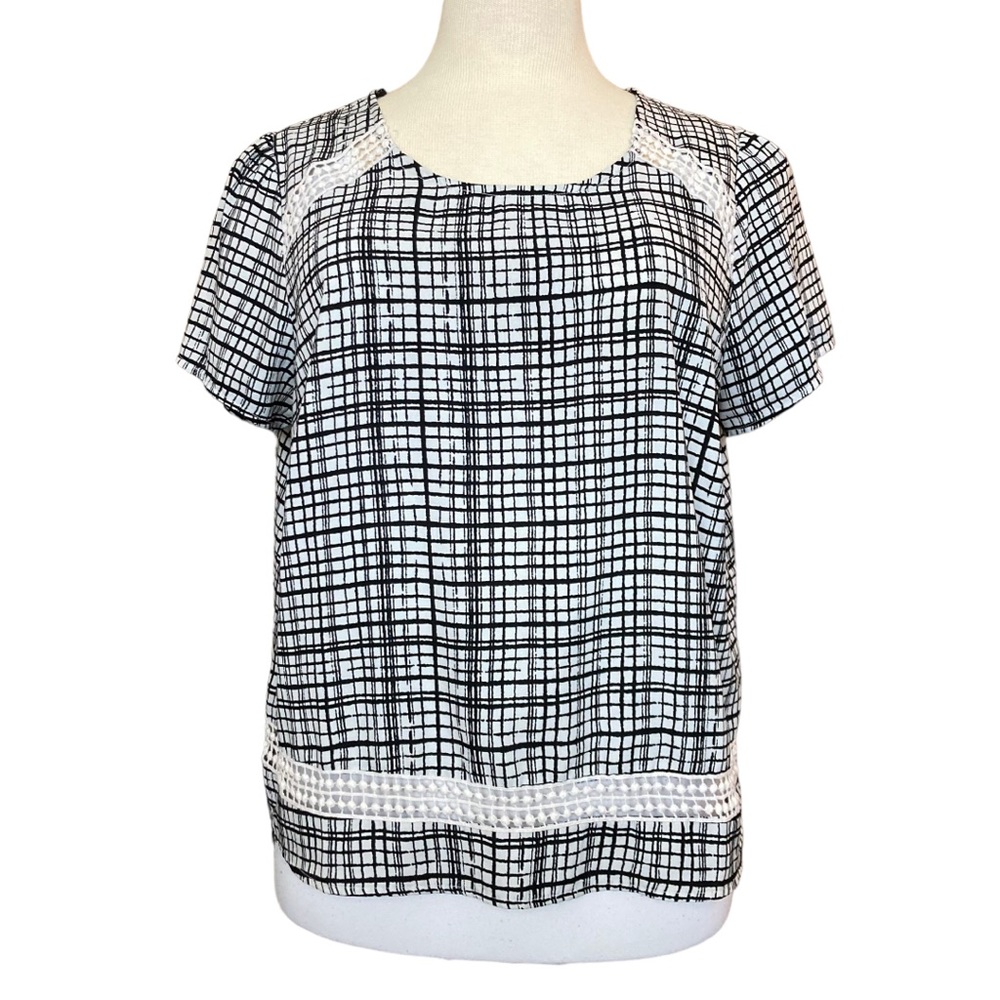 Forever 21 Women's black and white abstract plaid short sleeve cropped top, 1X